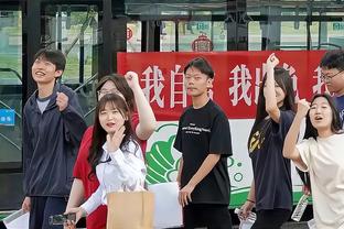 干净又卫生？切尔西老板伯利双手挖鼻屎，随后将手指放进嘴里